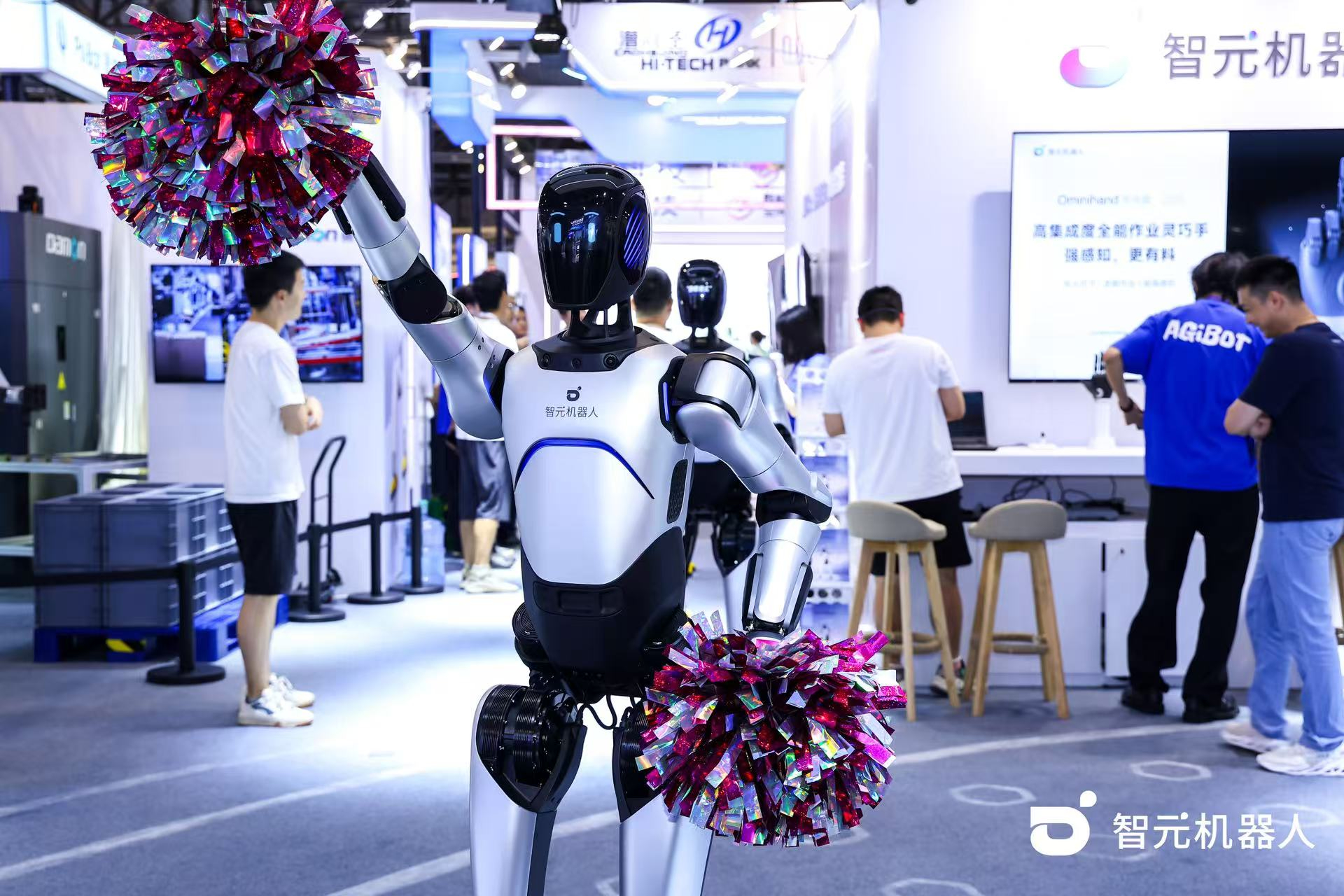 yth游艇会机器人 WAIC 首日展台火爆，机器人家族集体打工忙不停